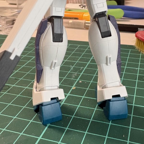 脚の合わせ目とサテライトキャノンの合わせ目を消しましたふくらはぎのモールドも目指すGXには無いので消しています逆に脚の側面と膝裏の上部には筋があるので初の筋彫りをしてみました脚側面パーツを折ってしまったので補修と、面出しをしています（4枚目）