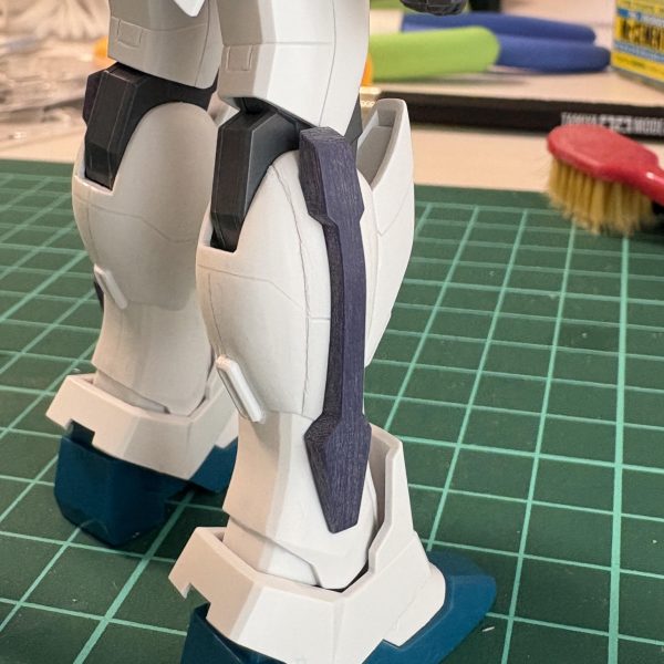 脚の合わせ目とサテライトキャノンの合わせ目を消しましたふくらはぎのモールドも目指すGXには無いので消しています逆に脚の側面と膝裏の上部には筋があるので初の筋彫りをしてみました脚側面パーツを折ってしまったので補修と、面出しをしています（5枚目）