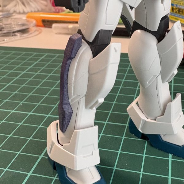 脚の合わせ目とサテライトキャノンの合わせ目を消しましたふくらはぎのモールドも目指すGXには無いので消しています逆に脚の側面と膝裏の上部には筋があるので初の筋彫りをしてみました脚側面パーツを折ってしまったので補修と、面出しをしています（6枚目）