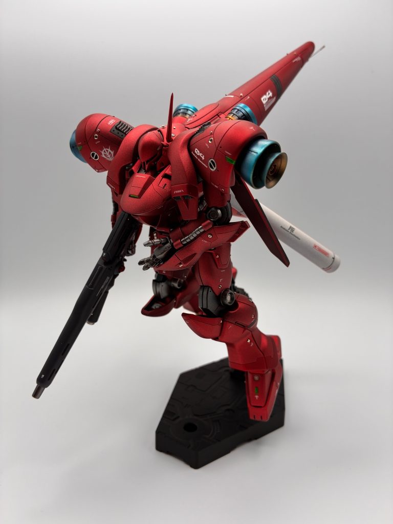 ガーベラテトラ1番の特徴である、シュツルムブースターもスジボリと色分けをしました。また、取り外しで塗装剥げもしそうだったので、内側を削り、ネオジム磁石を埋め込んで取り外しが簡単になるよう加工しました。