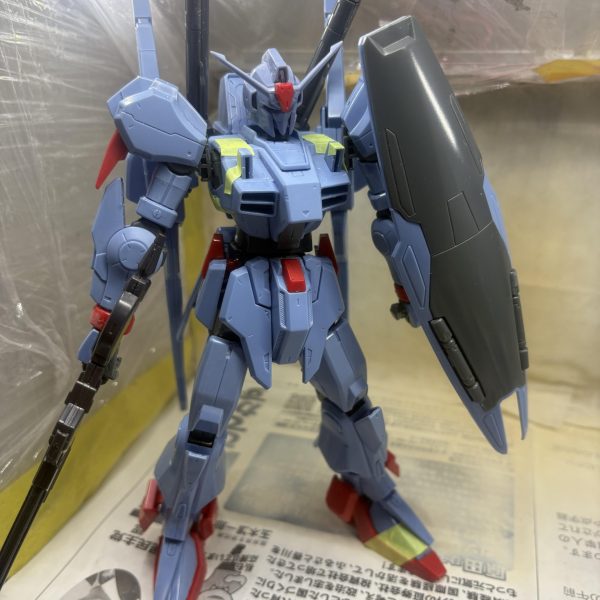 ノーマルを定番のクワトロ専用機（8号機）に塗装しようと思います。現在、ヤスリがけ、面出し中。この工程が1番時間かかりますよね。。。。（2枚目）