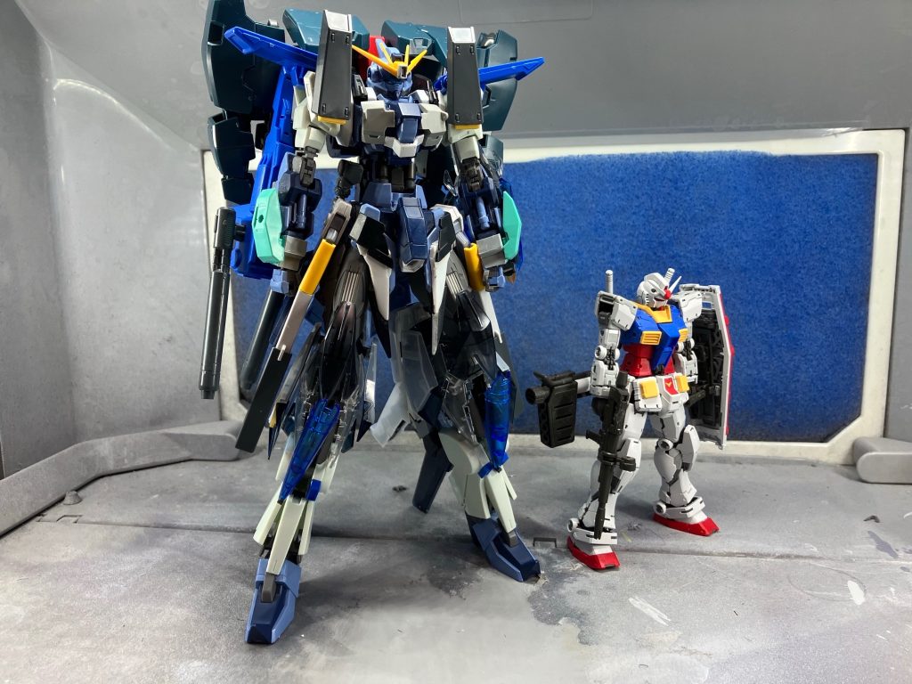 最近、改造やミキシングをするとやる様になった素組みガンプラとの比較です……RGのガンダムでこのサイズだったから嫌な予感はしてたさ…