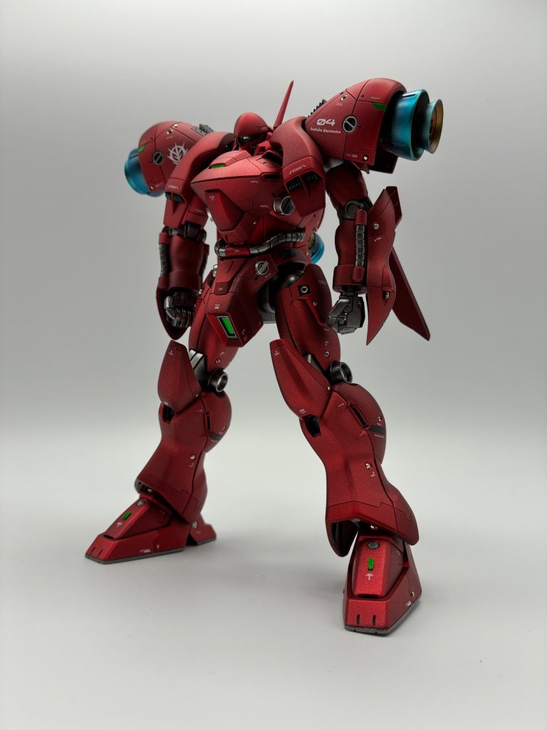 もともとは「GP04G」ガーベラが原型にジオン系に外装を換装したという、機体の背景も好きです。いつかREのガーベラも作ってみたいです。スジボリはバトルオペレーションのデザインを参考にし、メタリックの赤は2色で色分けし、つや消しの仕上げにしました。スタイルは足を3ミリ延長し、各所のディテールアップとメタルパーツも多く使用しました。
