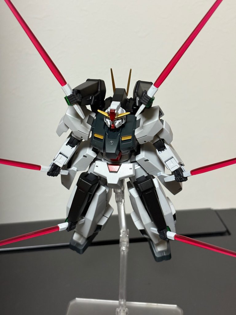 今回の1番の目玉でもある6刀流再現でもポージング。hgセラフィムのハンドパーツ2組分を用いて再現しています。レンズとハンドパーツは差し替えを可能にしています。