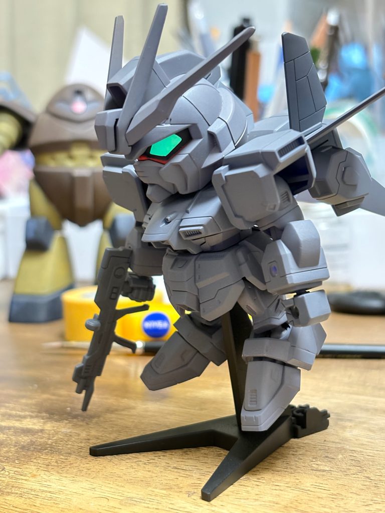 一度メカサフヘヴィを吹いて満足しかけました。その後筆塗りで全塗装のつもりでしたが、納得いかず…やり直しました…改造は無く、ツノの安全フラッグカットと胴体や腕の合わせ目消しくらいです。