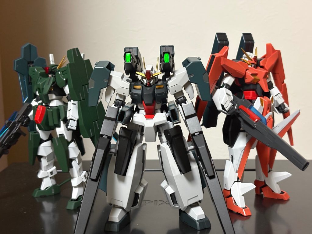 最後にGNHWを装備したガンダム3機をディスプレイ。何かとシーズン2のソレスタルビーイングのガンダムも残りがダブルオーライザーか実戦オーガンダムぐらいになってきましたね。今月中にダブルオーライザーは完成させたいところ。てかなんか全員長もの持ってますね。
