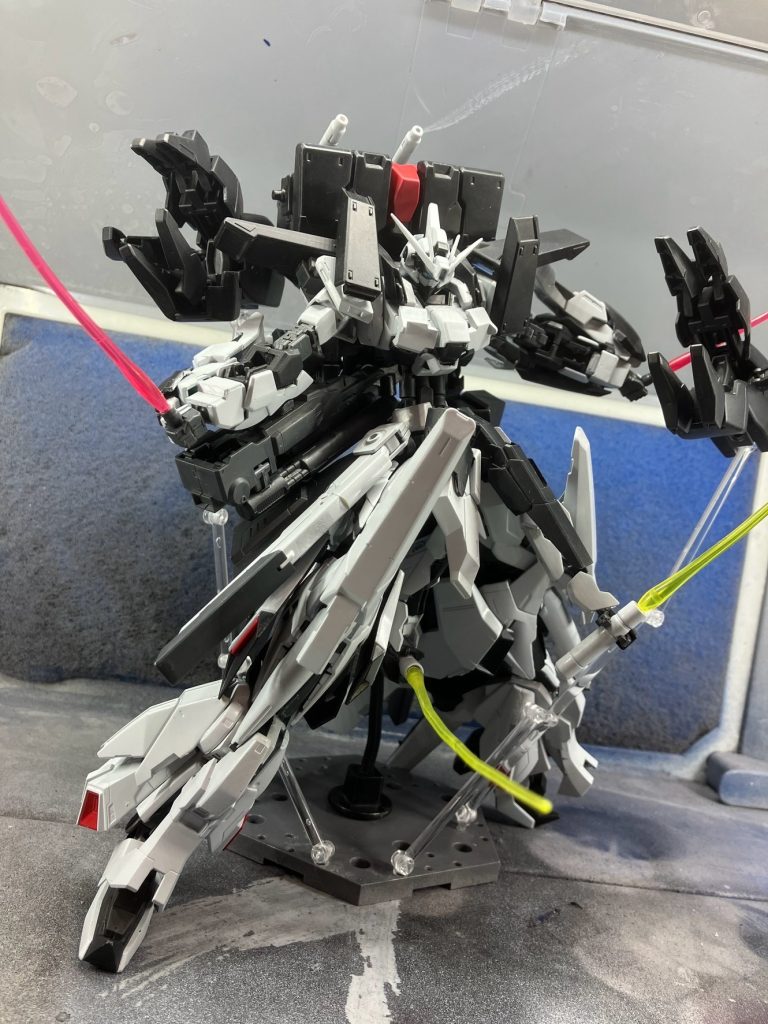 ビームサーベルのポージングをしましたが……30cm程のガンプラだとHGに付属するビームサーベルエフェクトは小さくてポージングがかなり難しいんですよねぇ…