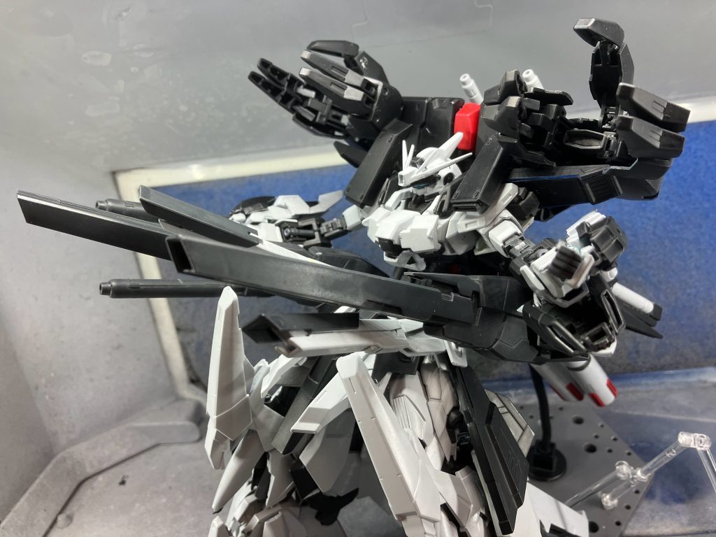 今回の改造は射撃武装が豊富なのであるだけの武装を展開するとかなり迫力はあるのですがガンプラ自体がかなり重いのでポージングは何度もやりたくはないですねぇ…本当はめっちゃポージングしたい…
