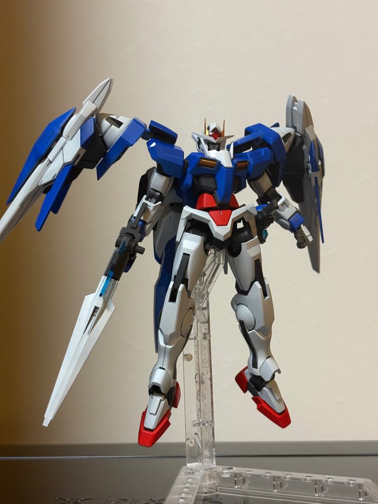ダブルオーライザーです。今回基本的にはGNソードⅢの固定にしようと思います。ちなみにオーライザーのキャノピーの部分に関しては成型色や作例とは違い、設定画に近い少しブラウンがかったブラックのような色にしています。左手の握り拳はアリオスからパクって使っています。