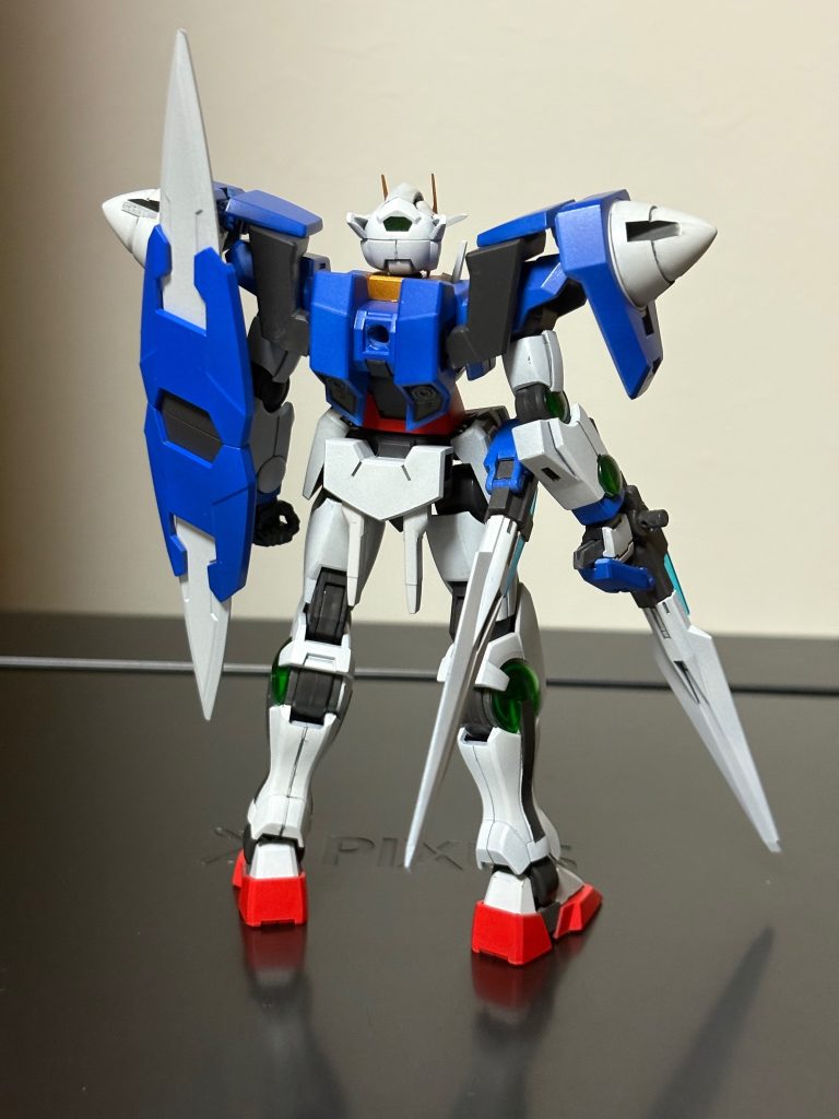 まずは「GN-0000　ダブルオーガンダム」の状態から。ダブルオー自体の体型はほとんど変えず、頭部周りの改修のみしています。主に中央のイエローのアンテナを薄くし、３分の２程度の長さまで短くしました。また頬横の装甲も少し延長し、フェイス自体も少し奥に移動させています。