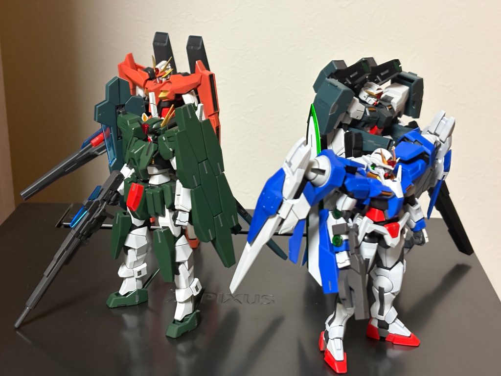 最後にセカンドシーズンのガンダム4機の最終決戦仕様を並べて1枚。最初にダブルオーを全話見てからずっとこの並びができる日を待っていたので本当に嬉しいです！リボガンやアルケーもあるので、ガデッサやガラッゾ、ガッデスなどのガシリーズのMSも揃えて並べてみたいですね。