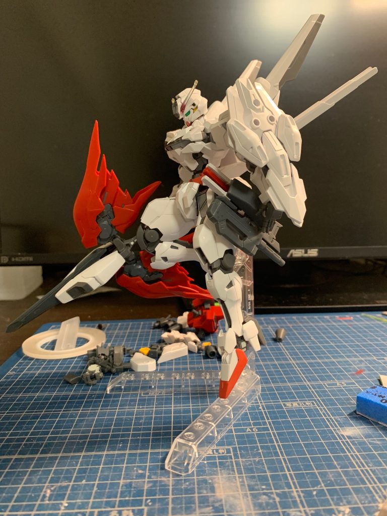 HGシナンジュのバックパックをミキシングに使用しました。二機のウイングスラスターを槍に取り付け、突撃加速槍としました。突貫したらすぐ壊れそうな槍で技術者泣かせだなーと思いますがSFだからね👌