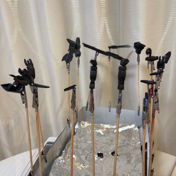 黒を2周塗ってガンメタを少し入れたとこで、面の光のあたり加減が分からなくなったので一度組んでみました。塗膜が弱いので剥がれ注意💦（3枚目）