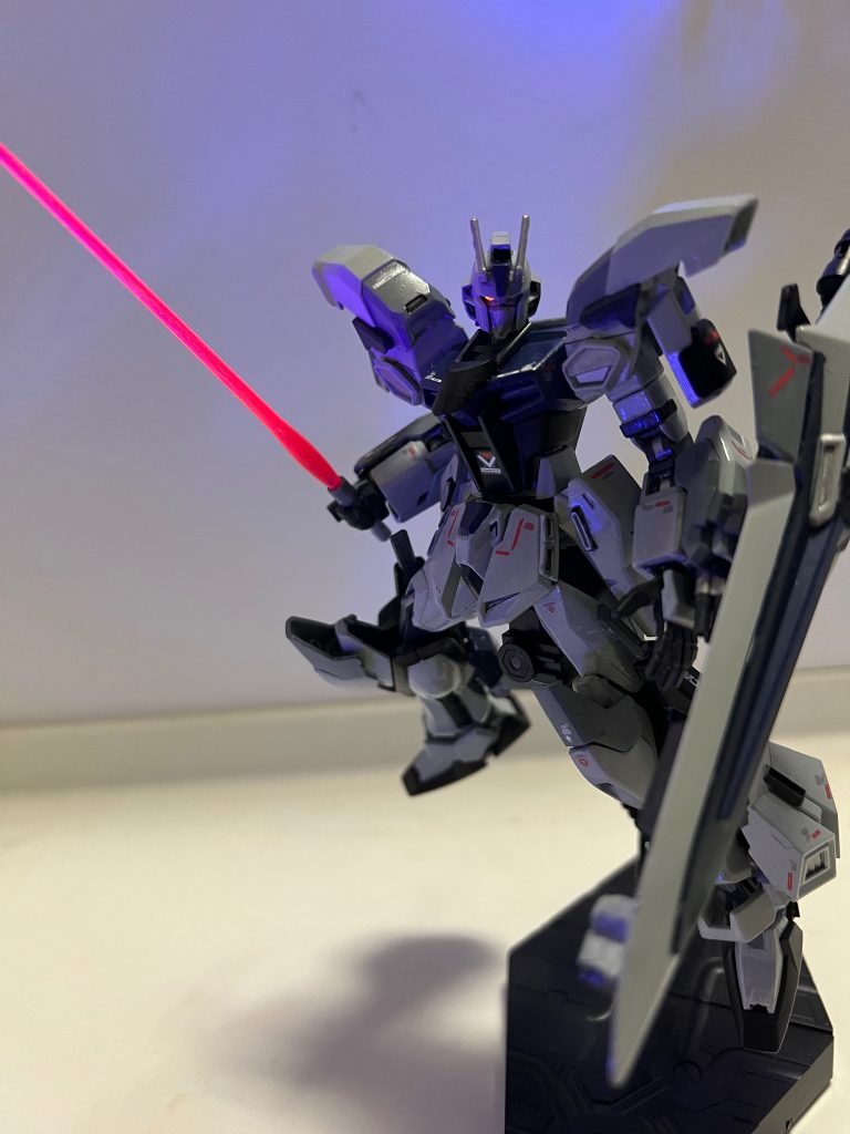 軽装形態のストライクS。武装はビームサブマシンガン、ビームサーベル×2、腕部ガトリング、アーマーシュナイダー×2、ビームシールド。当初はパイロットはキラを想定していたがスタインのパイロットのゾルタンがシャアの失敗作なのでキラの失敗作のカナードに変更。その結果ハイペリオン味を出す為にビームサブマシンガンとビームシールド装備。