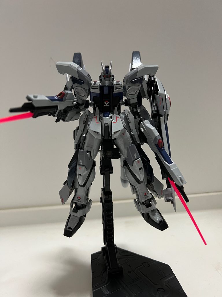 ビームライフルにコアガンダムのビームサーベルを装備して銃剣として使用可能。
