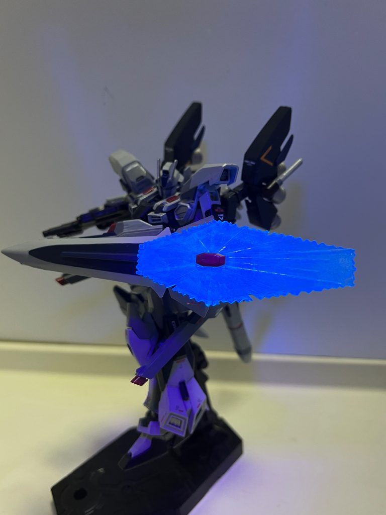 ビームシールドは蛍光ブルーに裏面はガンダムマーカーの月光蝶偏光パールで塗装。