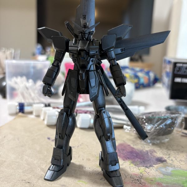 黒を2周塗ってガンメタを少し入れたとこで、面の光のあたり加減が分からなくなったので一度組んでみました。塗膜が弱いので剥がれ注意💦（2枚目）