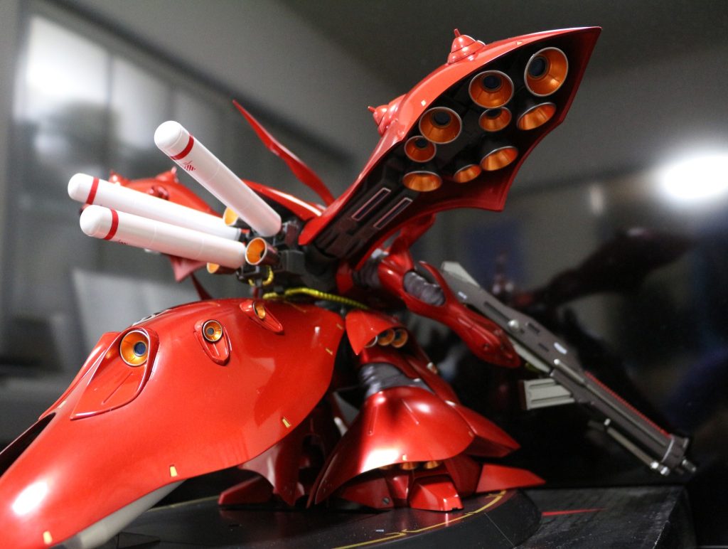 バーニアがメタリックブルーになっていたのでガンダムマーカーのメタリックオレンジで塗装バーニア回りもデータコレクションの設定画に合わせて赤に変更