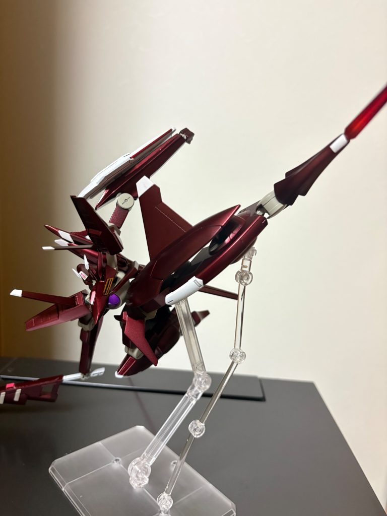 今回RGダブルオーの股関節を内蔵したため、元々ボールジョイントだった時よりも大幅に可動できます。添付画像のように、劇中のダイナミックな蹴りもできるようになりました。