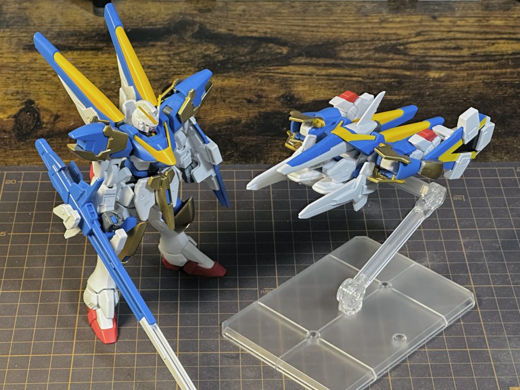 作品名：V2アサルト・トップファイター<p>アサルトパーツは差し替えでノーマル状態になります。トップリムは分離可能。しかしファイター状態の主砲が、ヴェスバー×2 ってよく考えたら化け物ですね。</p>
