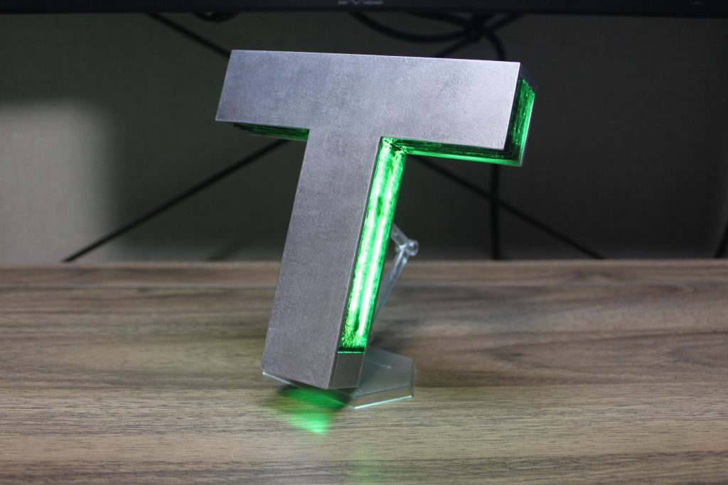 内部にモバイルバッテリーとLEDが内蔵してありまして、ケーブルレスで発光させることができます。全体発光タイプの高輝度LEDテープを採用しているので結構明るいです。内部に光量調整つまみが付いているので、状況に合わせて輝度の変更が可能です。