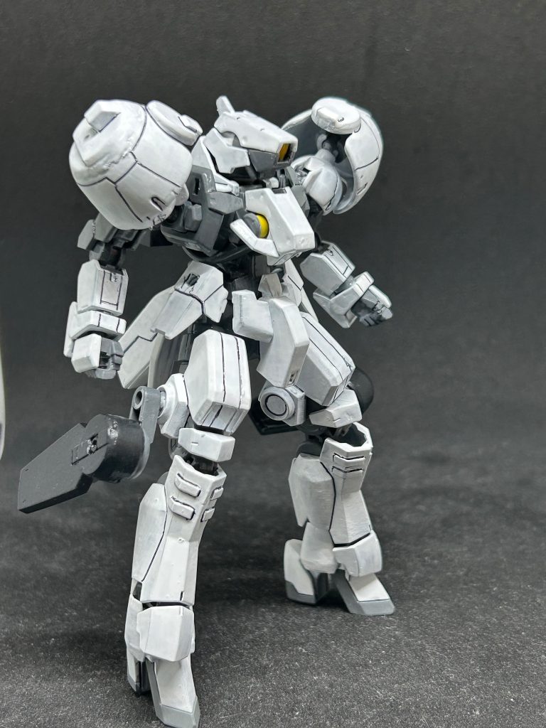 1/100グレイズを参考にスジ掘りしたりもしています、あと脚のところあとはめ加工とかも挑戦したりしてなんだかんだ時間かけていました。ほぼ色を白にしたのは元の色がグシオンに似てるからトラウマで白に…とか考えたりしましたが…まあ妄想ですよ。