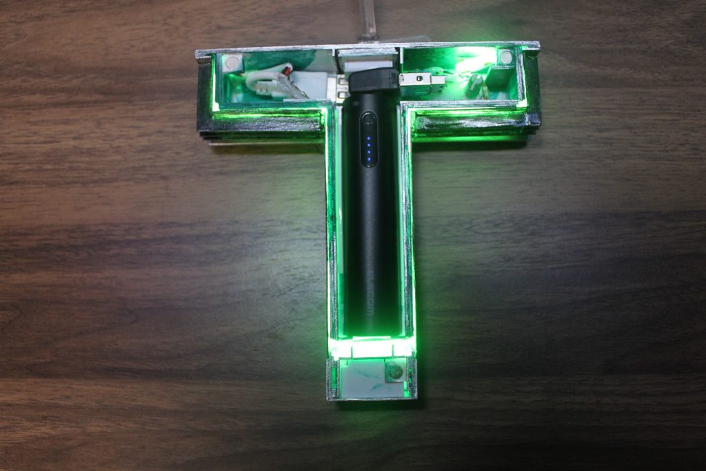 内部構造はこんな感じ。電源管理は利便性を考えてUSB-Aのコネクタですべて接続しています。真ん中の黒い部分がモバイルバッテリー。最近のはデカいやつばかりなので小さくて細いやつ。サイズ感はこのバッテリー合わせです。向かって右側が抵抗回路＋常時発光のためのダミー回路ユニット、左側はテープライトのユニットが入っています。この辺は電子工作のはんだ付け。