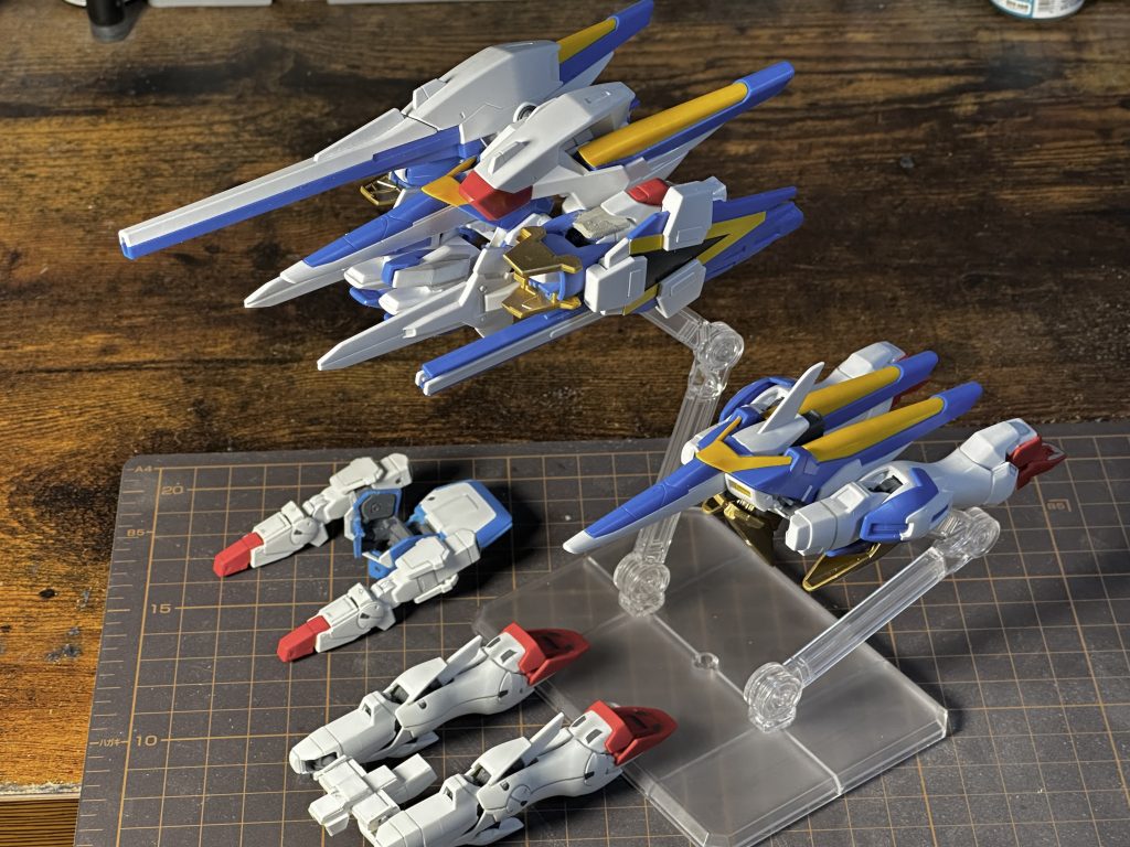 作品名：HGUC V2アサルトバスター装備トップ／ボトムファイター<p>肩のスライド箇所を整形して仮組みしてみたけど、全部載せすぎる</p>
