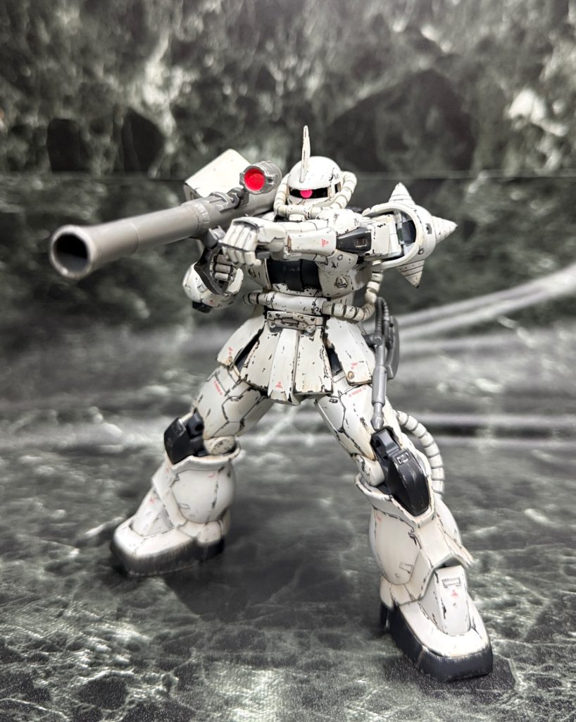 本体はオリジンザクですが、頭部はリバイブ版ザクの物を使用しています。元の頭だと体に対して少し小さく、ザクっぽさが薄れてしまうと感じていたので、若干大きいリバイブ版を採用しました。