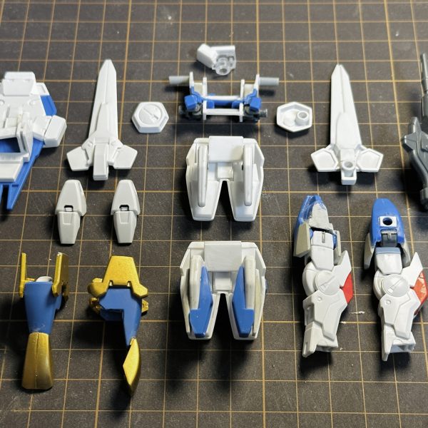 まずはV2トップ・ファイターからV2コア・ファイターとトップ・リムに分離可能トップ・リムは、V2ガンダム胴体の胸部と腹部をバラバラにして、腰部の前後左右アーマーを貼り付け腰部は、アサルト/バスターパーツを差し替えできるよう基部をプラ板で自作肩装甲のスライド変形箇所をエポパテで自作腕部は手首を切り離して180°回転させて固定内蔵される拳にあたる部分はプラ板で自作右腕に懸架するビーム・ライフルは、中央で切り離して、90°捻った形で固定ディスプレイスタンドに固定するパーツを自作アサルトパーツ肩部のIフィールド発生装置は、ノーマルの白いパーツと差し替えできるよう形状を修正ヴェスバーは裏打ちパーツをプラ板で自作(4枚目)