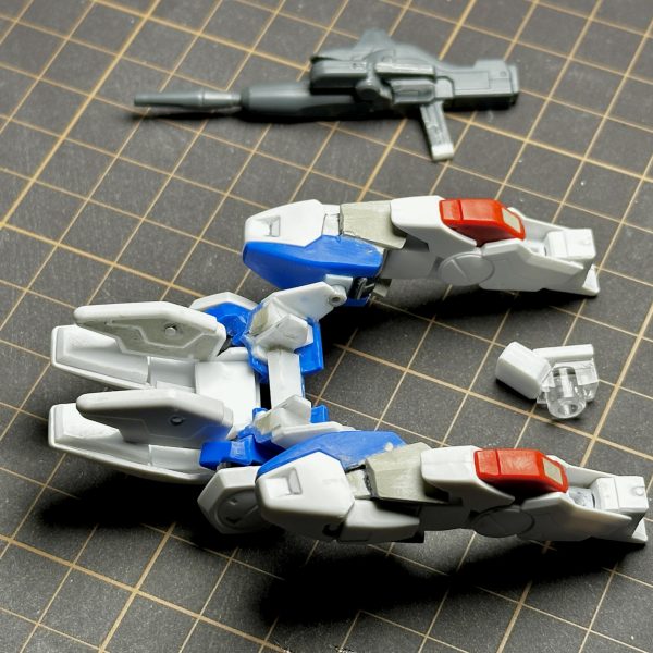 まずはV2トップ・ファイターからV2コア・ファイターとトップ・リムに分離可能トップ・リムは、V2ガンダム胴体の胸部と腹部をバラバラにして、腰部の前後左右アーマーを貼り付け腰部は、アサルト/バスターパーツを差し替えできるよう基部をプラ板で自作肩装甲のスライド変形箇所をエポパテで自作腕部は手首を切り離して180°回転させて固定内蔵される拳にあたる部分はプラ板で自作右腕に懸架するビーム・ライフルは、中央で切り離して、90°捻った形で固定ディスプレイスタンドに固定するパーツを自作アサルトパーツ肩部のIフィールド発生装置は、ノーマルの白いパーツと差し替えできるよう形状を修正ヴェスバーは裏打ちパーツをプラ板で自作(3枚目)