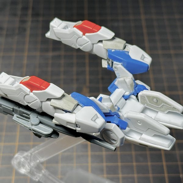 まずはV2トップ・ファイターからV2コア・ファイターとトップ・リムに分離可能トップ・リムは、V2ガンダム胴体の胸部と腹部をバラバラにして、腰部の前後左右アーマーを貼り付け腰部は、アサルト/バスターパーツを差し替えできるよう基部をプラ板で自作肩装甲のスライド変形箇所をエポパテで自作腕部は手首を切り離して180°回転させて固定内蔵される拳にあたる部分はプラ板で自作右腕に懸架するビーム・ライフルは、中央で切り離して、90°捻った形で固定ディスプレイスタンドに固定するパーツを自作アサルトパーツ肩部のIフィールド発生装置は、ノーマルの白いパーツと差し替えできるよう形状を修正ヴェスバーは裏打ちパーツをプラ板で自作(2枚目)