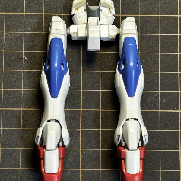続いてV2ボトム・ファイターV2コア・ファイターとボトム・リムに分離可能ボトム・リム基部は、V2ガンダム胴体の胸部前面を切り離してプラ板を軸に整形股関節は左右に切り離して固定脚部は腿の回転軸をオミットして合わせ目消し踝のアーマーは一体化していたものを左右と後ろを切り離して脛側に接着靴は折り畳み後の形状がなるべく薄くなるように前後を切り離して整形足裏の肉抜き穴埋め腰部はノーマル状態とアサルト状態を差し替えできるよう基部をプラ板で自作アサルトパーツのメガ・ビームライフルは、バレルユニットとコントロールユニットでそれぞれ折り畳み状態固定コントロール側の側面はほぼ肉抜き状態なのでプラ板で補完(2枚目)