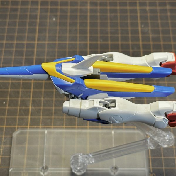続いてV2ボトム・ファイターV2コア・ファイターとボトム・リムに分離可能ボトム・リム基部は、V2ガンダム胴体の胸部前面を切り離してプラ板を軸に整形股関節は左右に切り離して固定脚部は腿の回転軸をオミットして合わせ目消し踝のアーマーは一体化していたものを左右と後ろを切り離して脛側に接着靴は折り畳み後の形状がなるべく薄くなるように前後を切り離して整形足裏の肉抜き穴埋め腰部はノーマル状態とアサルト状態を差し替えできるよう基部をプラ板で自作アサルトパーツのメガ・ビームライフルは、バレルユニットとコントロールユニットでそれぞれ折り畳み状態固定コントロール側の側面はほぼ肉抜き状態なのでプラ板で補完(4枚目)
