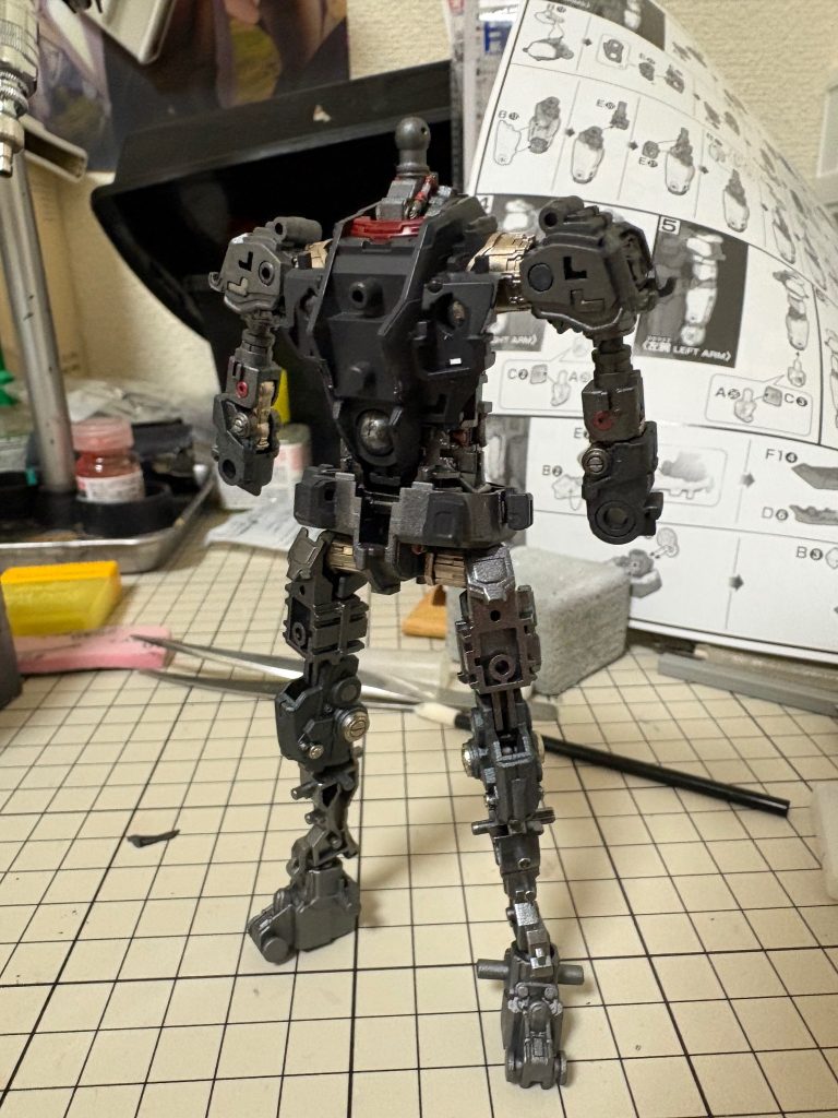 今回は中のフレームを先に作って塗装までしてから外装に取り掛かりました。MGとかオルフェンズのシリーズの時も中の塗装が楽しいので細かく塗り分けます。出来てからは関節とかしか見えてないですが自己満ですね笑