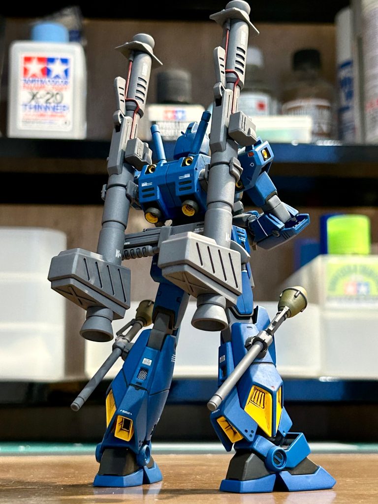 背部にジャンクパーツとネオジム磁石でジャイアント・バズとショットガンを取り付け。脚部にピンバイスで穴を空けそのままだとダサかったのでジャンクパーツで囲ってシュツルム・ファウスト設置。