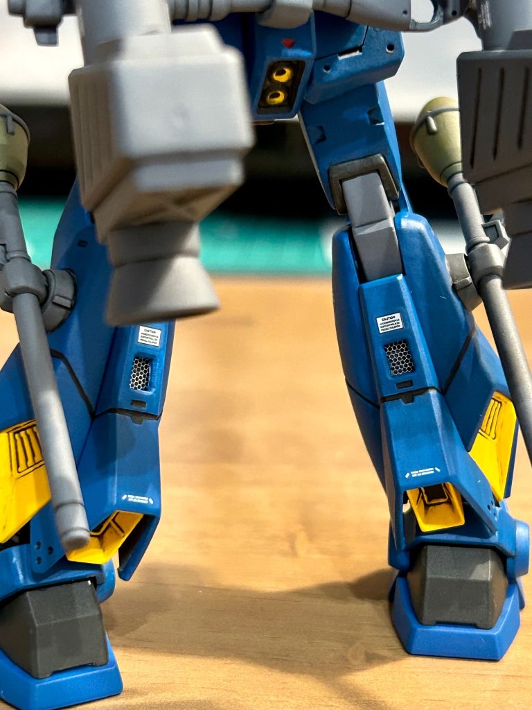 最近あまり見かけなくなりましたがだいぶ前のホビージャパン作例で見たメッシュパーツを付けたくて脚部に穴を空けて通気口っぽい箇所を作成。