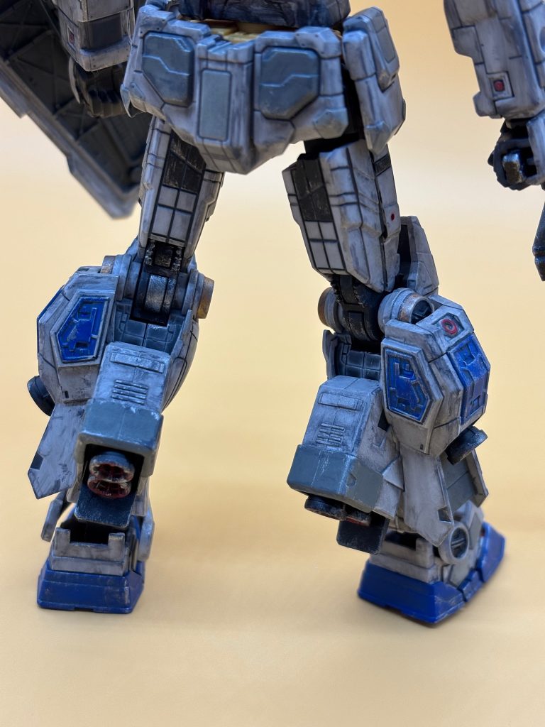 万博ガンダム付属の肩部アーマーや腰部アーマーは巨大すぎてバランスが悪いのでやめました。下腿のスラスターは、高機動型ザクを想起させるので良さそうです。