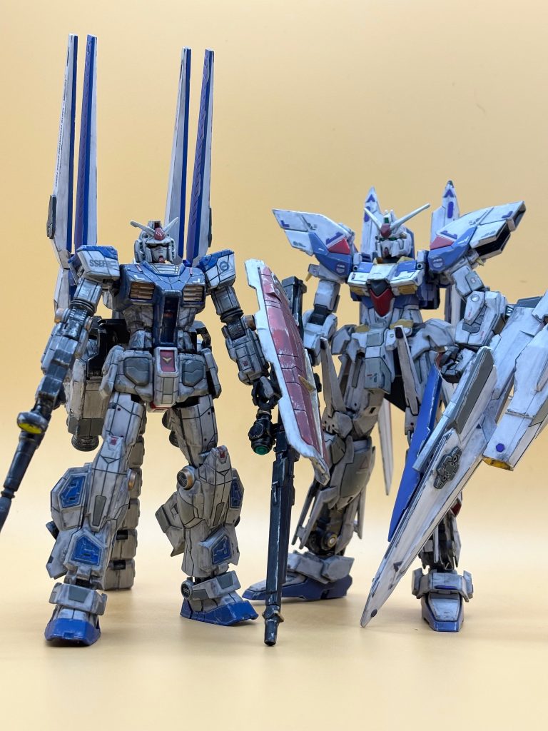 プロトフィンファンネルを奪われたデルタカイと一緒に。デルタカイの汚しは逆に甘いです。画像ではわかりにくいですけど。。。