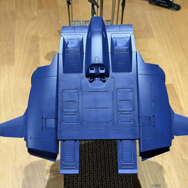 先日のメッサー塗装失敗は忘れてドダイ塗装で本日は楽しんでおります^o^白サフ→シェード（黒濃いめ）→ティターンズブルー→インディーブルーまでエアブラシ塗装あとはゆっくり楽しみながら色付けしていきます^o^マスキングも、まあまあ合格範囲っすかね（3枚目）