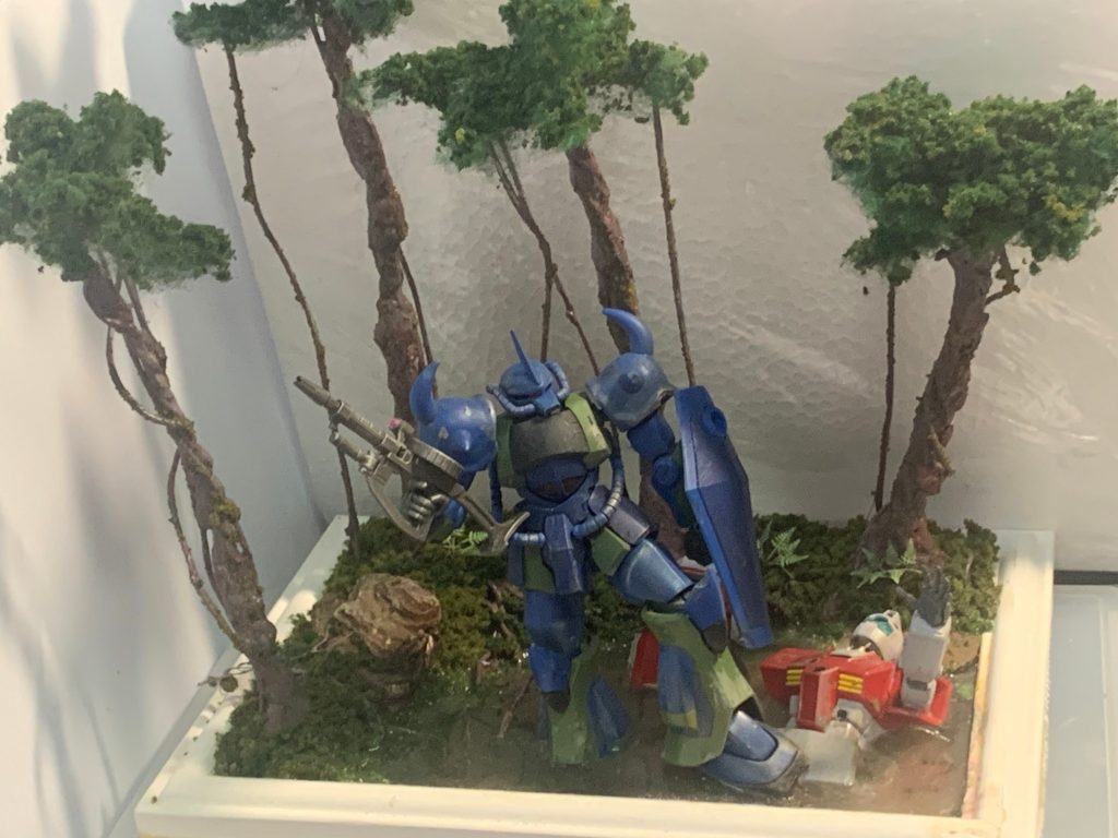 ななめ上からのショット。木が高過ぎて画角に入りきれませんでした。(zaku-kao9)
