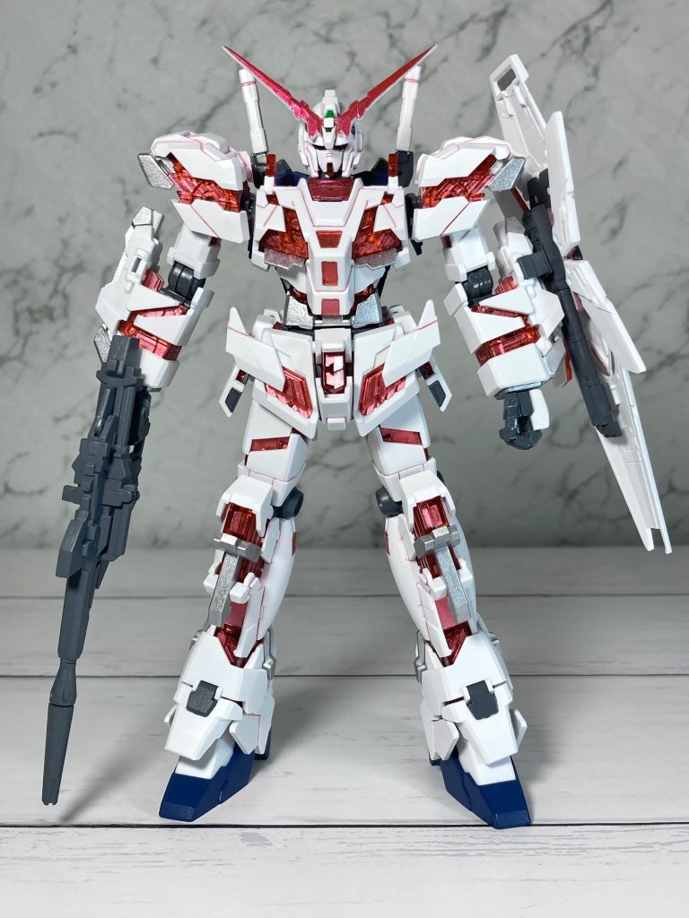 肩アーマーと前腕とフロントアーマーのサイコフレームの露出幅を若干広くしてます(かなり分かりにくいですが、実は胸部のある場所も露出幅を広くしてます)。胴体中央の3箇所とスネ部分にクリアパーツを追加してます。