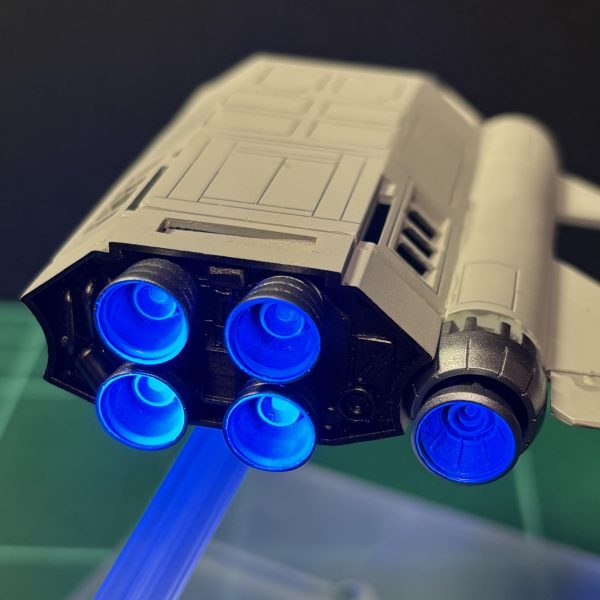 コアブースターを作り始めて３ヶ月バーニア部分を蛍光ブルーで塗ってみましたブラックライトで照らすとバエますね〜あとはエンジン部分のディテールアップと上部に穴開けてパンチングメッシュを貼ってみました（画像では見えませんが…）（4枚目）