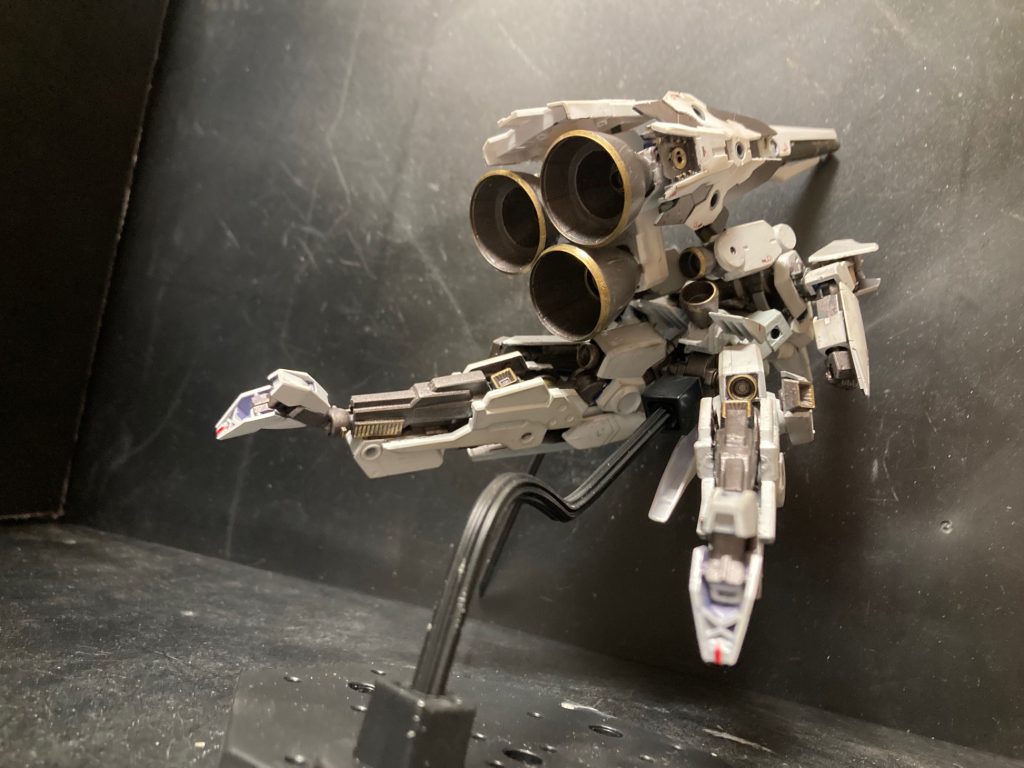 実際の衛士と形状を合わせるミキシングというより、自分の中のイメージを重視して制作。推進ユニットはバーニアをめちゃくちゃ大きくしました。