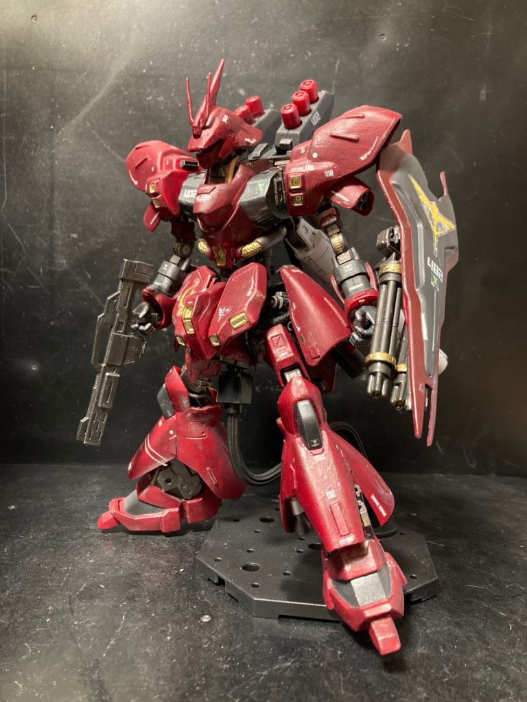 そんな旧キット1/144サザビーを全面改修しました。簡単に説明すると、各パーツごとに分割、身体の中心にはバルバトスのガンダムフレームを使い、分割したパーツを取り付けていきます。カラーは自分の好みでジョニーライデン専用カラー