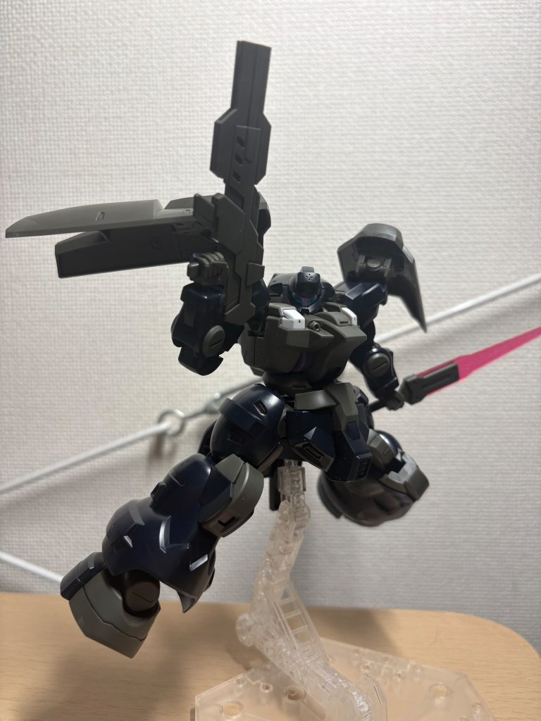 普通のディランザより、バレルが追加された分、ちょっと大型化したライフル。でもなおも小さく感じる、、