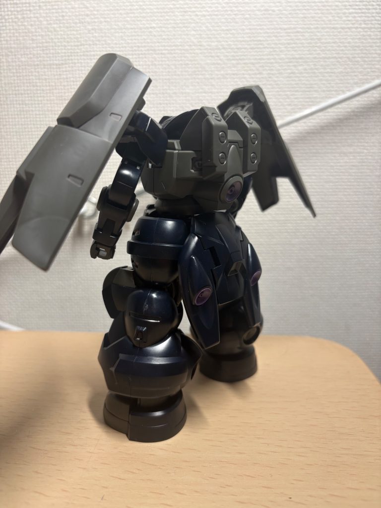 左腿のゲート処理、雑だと思った。この系統のカラーだと墨入れペンでゲート跡塗って、指で馴染ませるだけでも全然違います。それをサボってますね、はい！　この文字書いた直後にやりましたよ、と。