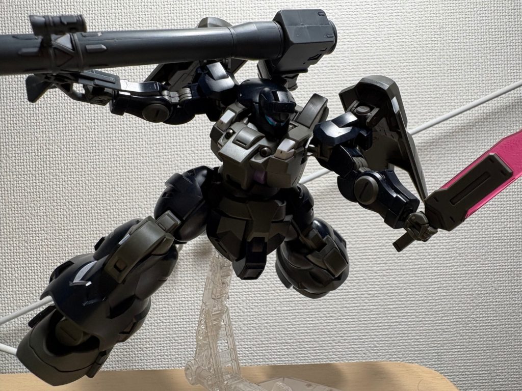 こんな感じで違う武器を使ってる時でも、もう一方の手にバズーカがあると、なんか画になるなぁって！