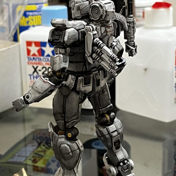 レクイエムガンダムEX完成しました。部分塗装のほぼ成形色仕上げです。リューターによるダメージ加工を行いそこからウェザリングを行ってます。汚し甲斐のあるキットですね。劇中のイメージに近づけたかと思います。詳細は後日アップします。（2枚目）