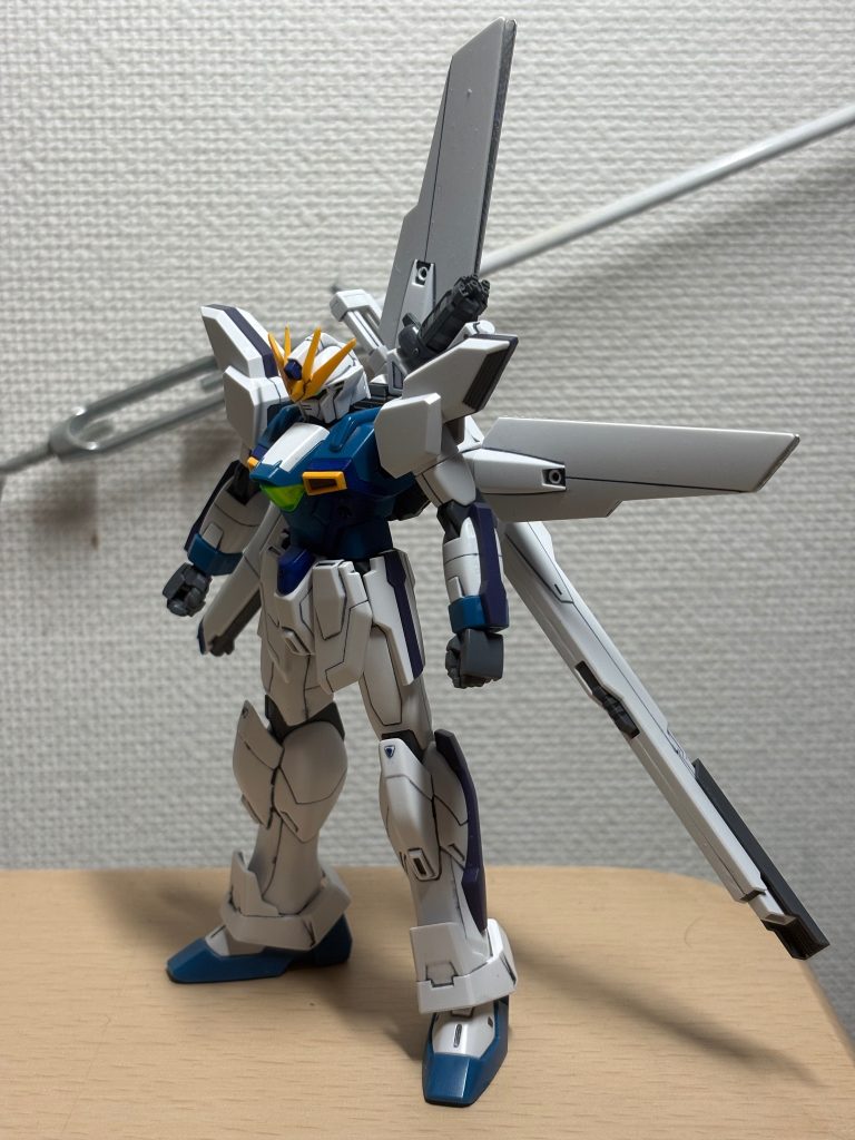 赤い部分をガンマカ青で塗り塗り。墨入れ、艶消しスプレーで仕上げ本編アニメの戦乱後に新連邦が再生産したイメージとしました。